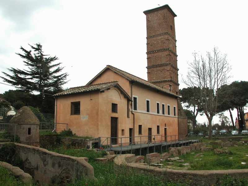 Vista general del área de Sant'Ippolito; a la derecha el área arqueológica, sobre el fondo el campanario románico