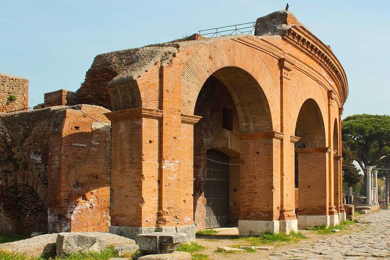 Portico laterizio del Teatro sul Decumano, I a.C. - IV d.C.